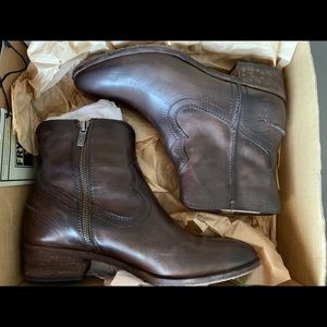 BNIB Frye Ray Seam Boots